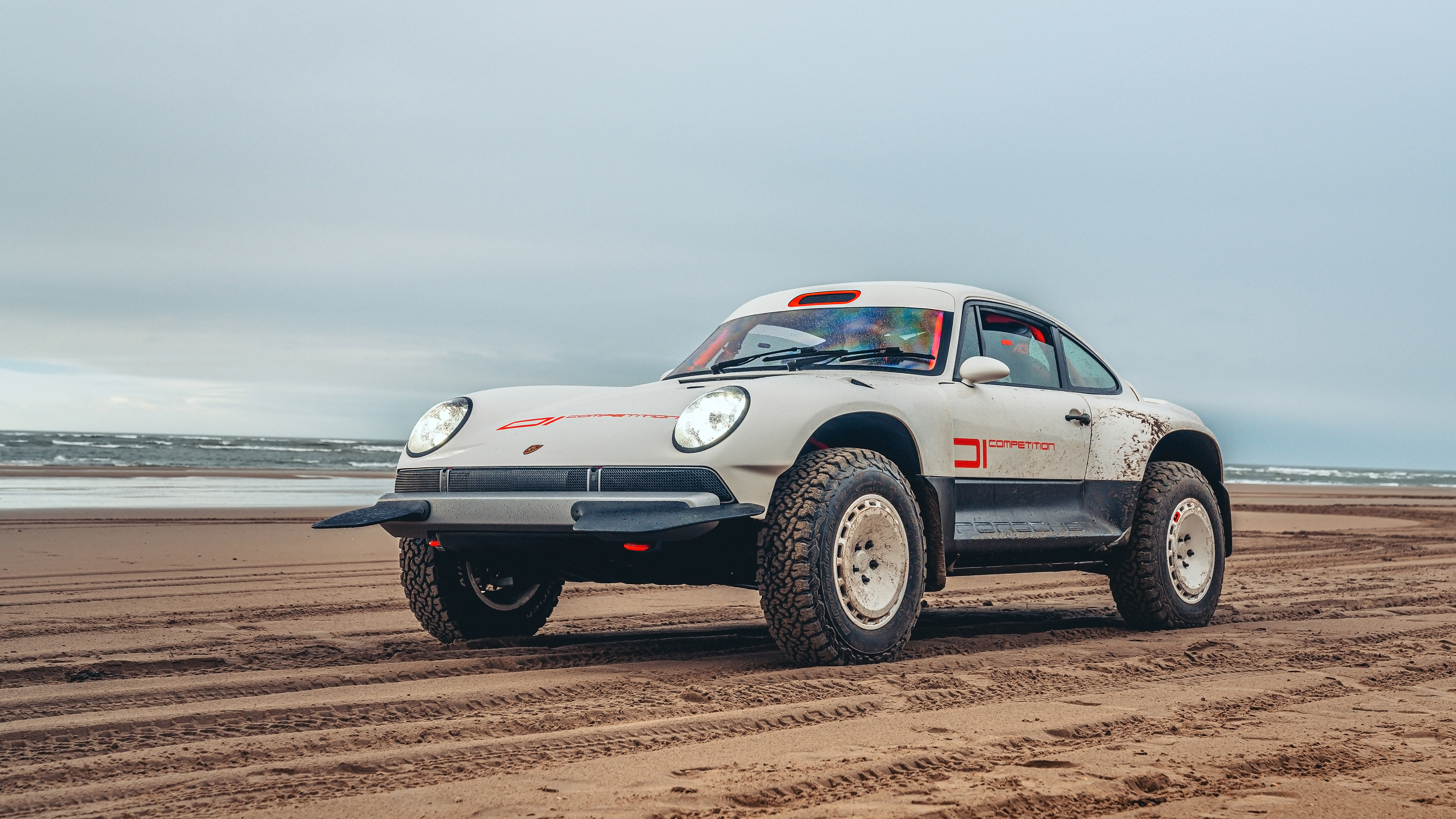 Weißer Offroad-Sportwagen am Strand
