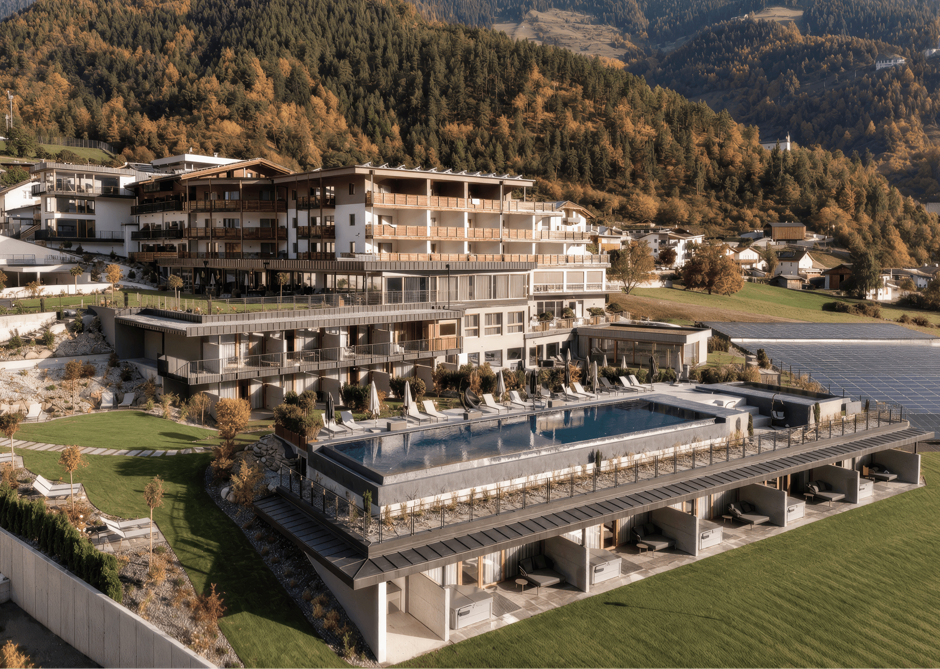 Tuberis Life Balance & Nature Farm mit Infinity-Pool im Herbst