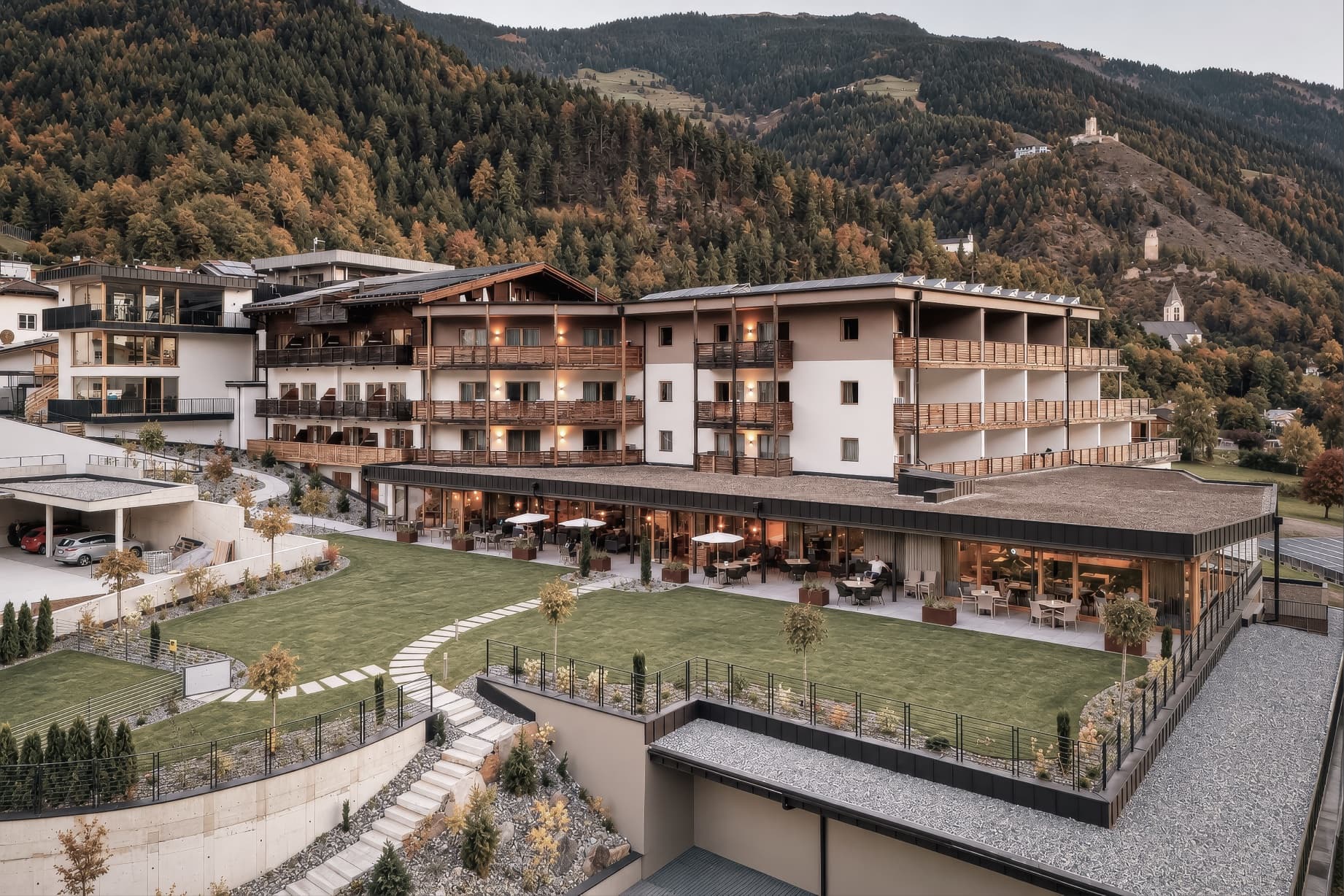 Hotelanlage mit Garten und Pool