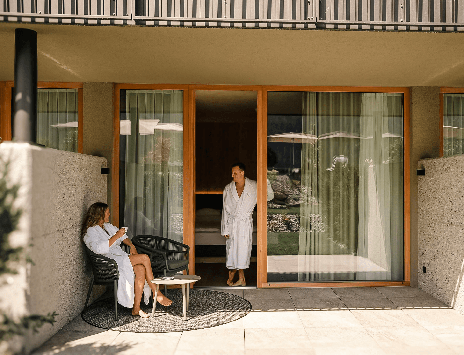 Gäste im Bademantel auf der Terrasse einer Suite