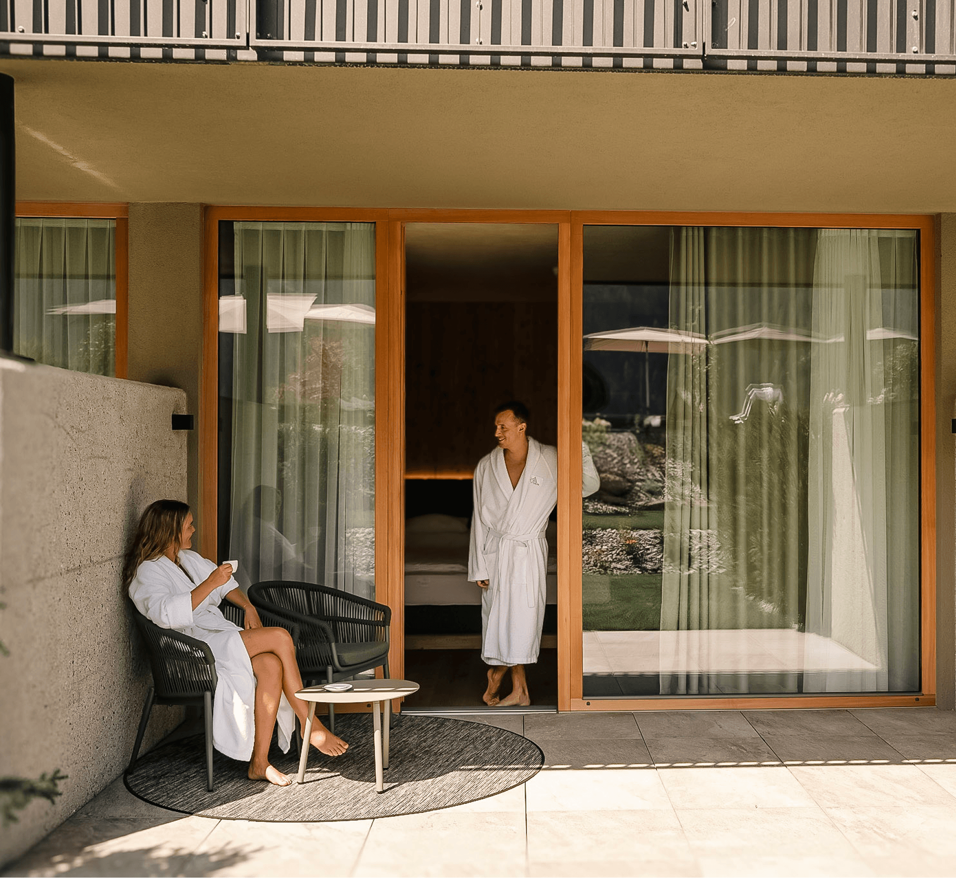 Gäste im Bademantel auf der Terrasse einer Suite