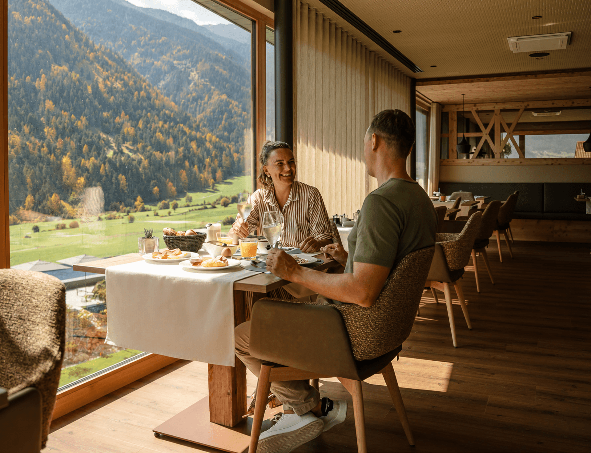 Paar beim Essen im Restaurant mit Talblick