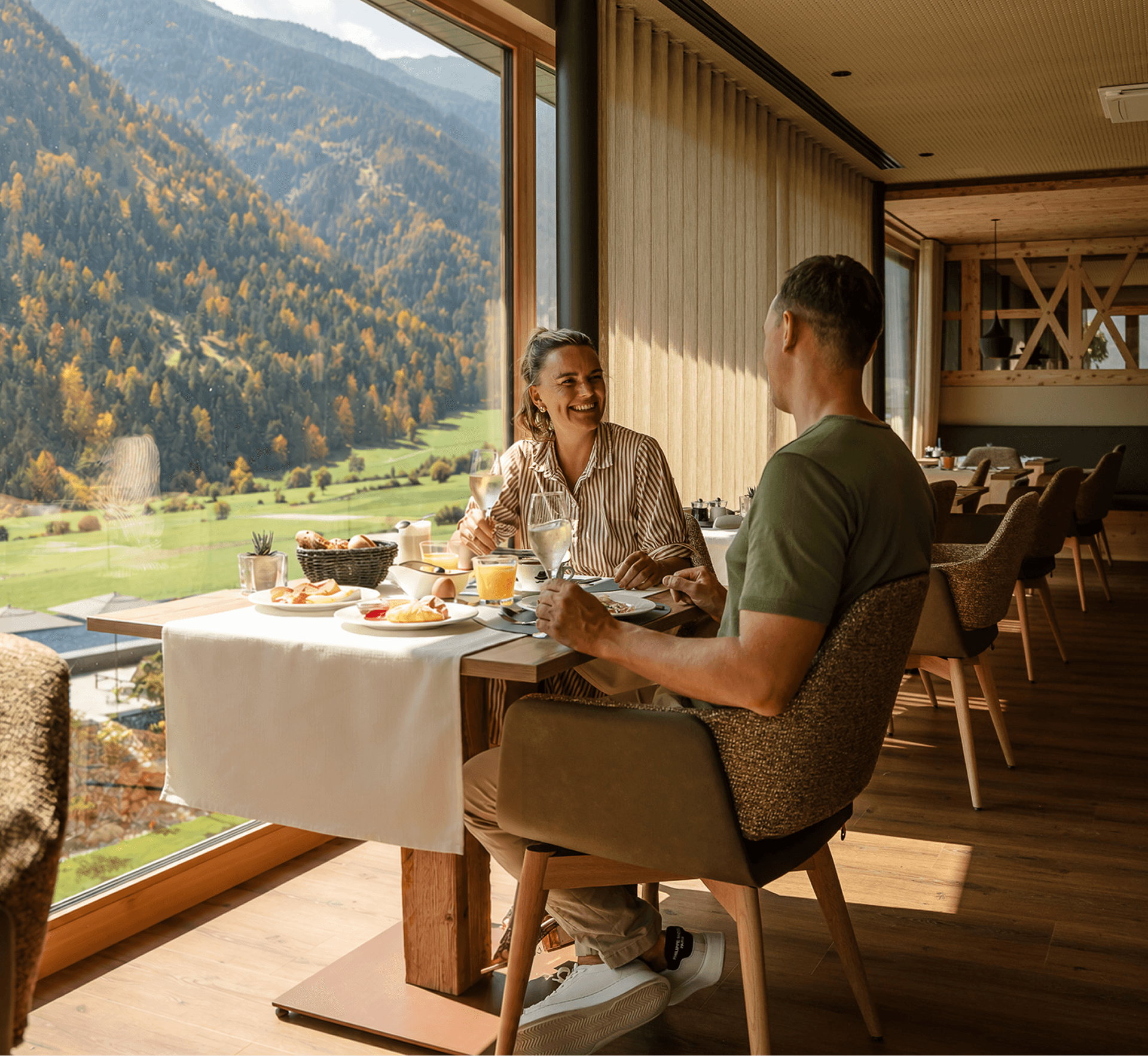Paar beim Essen im Restaurant mit Talblick