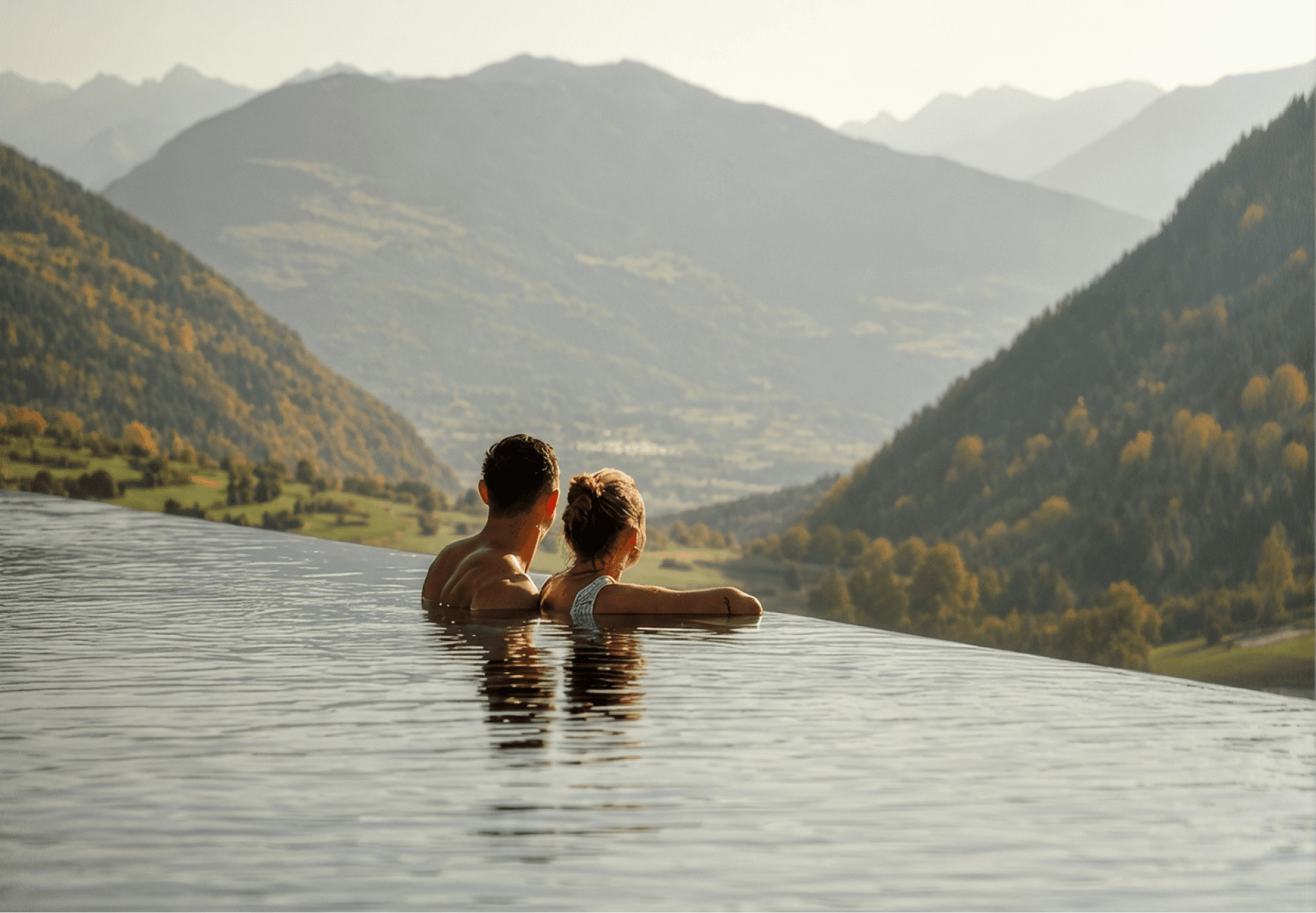 Paar im Infinity-Pool mit Bergblick