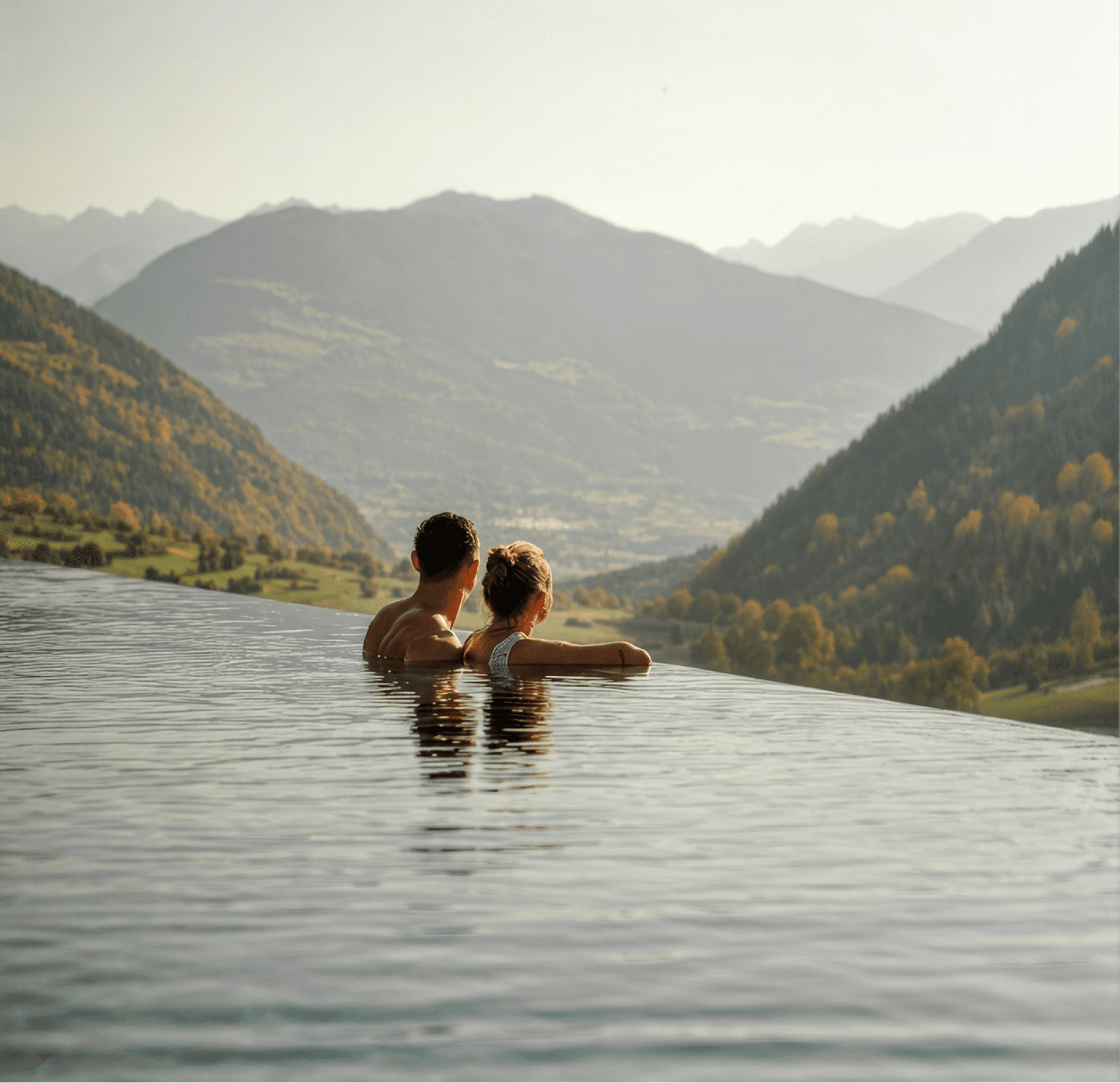 Paar im Infinity-Pool mit Bergblick