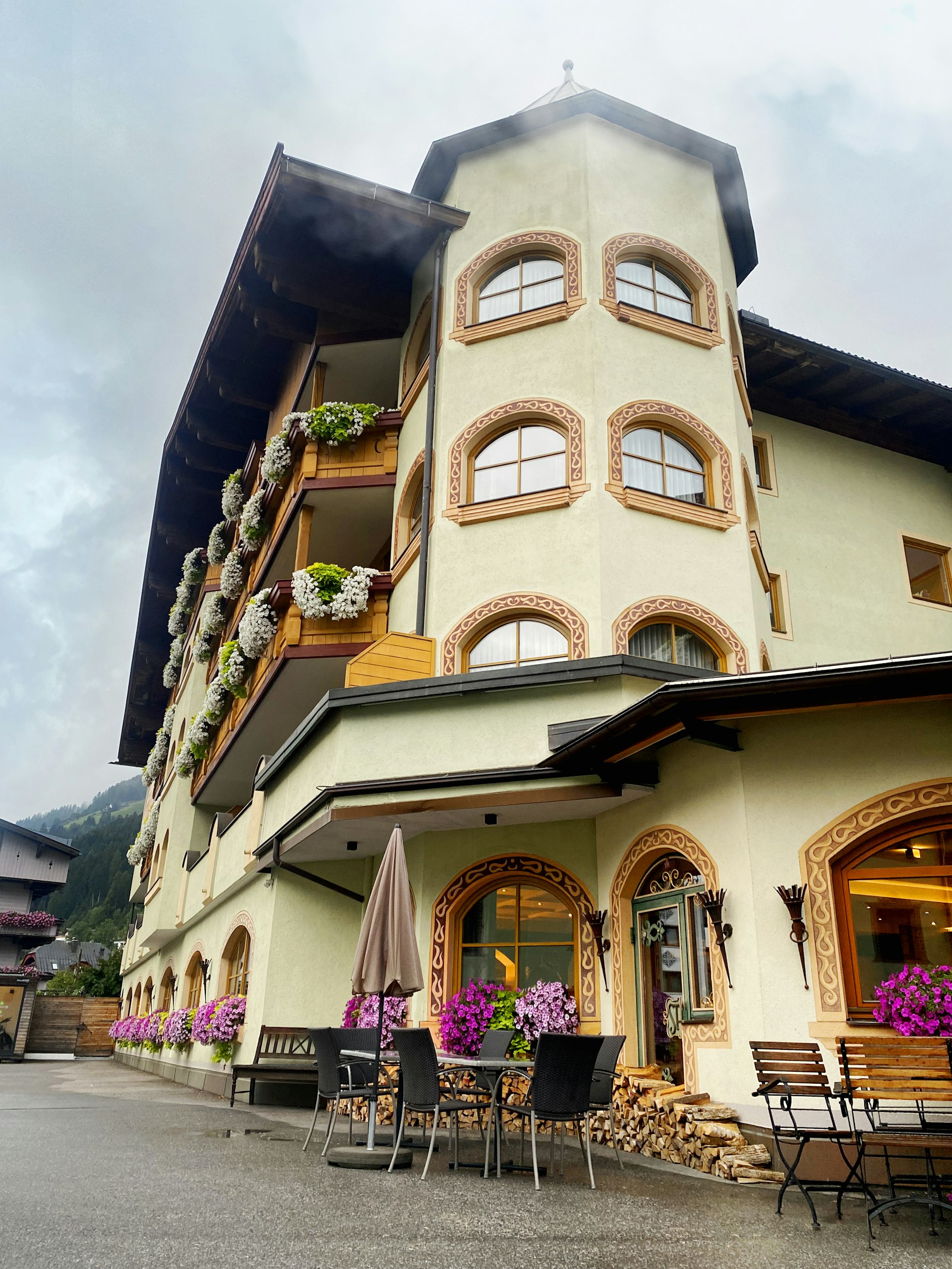 Hotel Außenansicht mit Balkonen und Terrasse