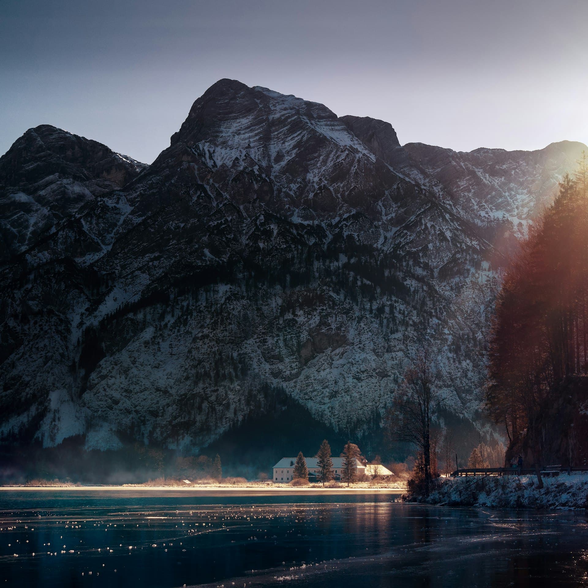 Bergmassiv über einem See in der Abenddämmerung